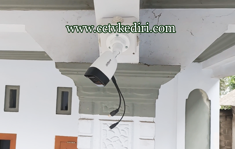 <p>Kamera CCTV kini bisa bekerja dengan sendirinya tanpa bantuan dari petugas dan kamera ini juga bisa memberikan keamanan selama sehari semalam dengan begitu aktivitas anda di setiap harinya akan di temani kamera tersebut, dan kamera kini juga dapat menghasilkan rekaman yang akurat yang tidak dapat di rekayasa oleh perbuatan manusia.</p>